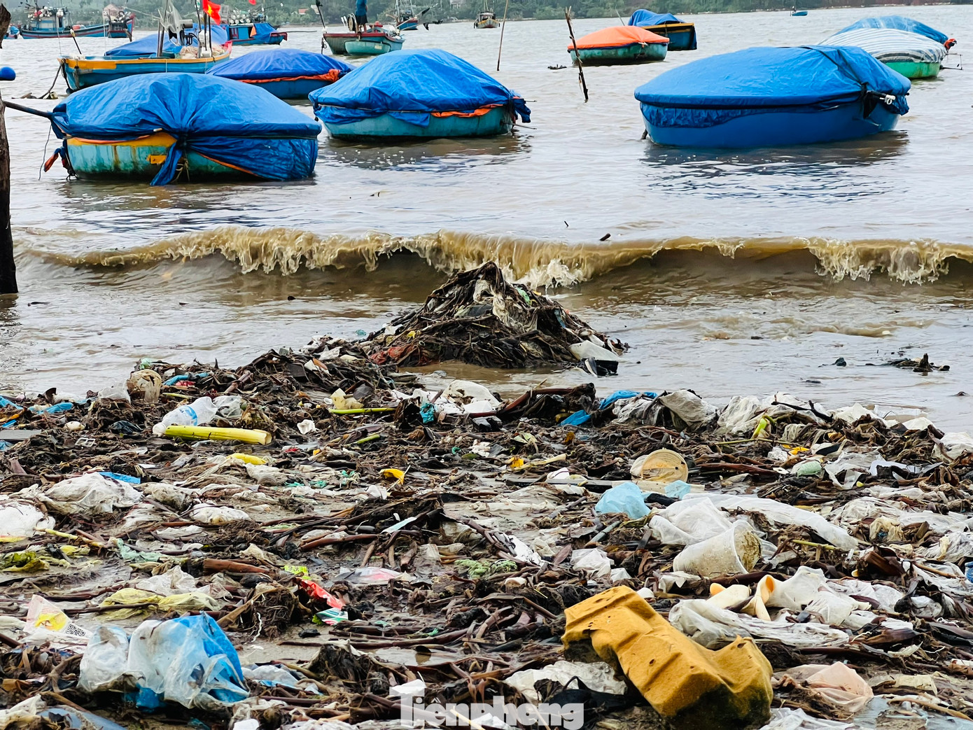 “Bờ biển thôn An Vĩnh như cái vịnh nhỏ, dòng chảy đẩy rác dạt vào đây hết. Rác nhiều lắm, cách đây 1 tuần mới dọn sạch thì bây giờ lại đầy bờ biển”, ông Lự ngậm ngùi. (Ảnh: Nguyễn Ngọc)