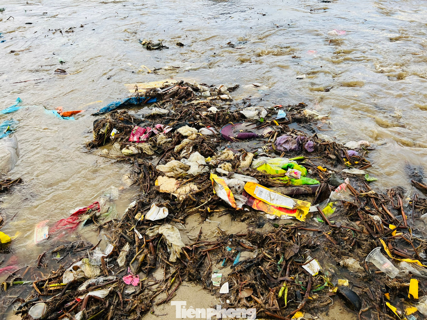 Theo lãnh đạo UBND xã Tịnh Kỳ (TP Quảng Ngãi), tình trạng rác thải tấp vào bờ biển gây ô nhiễm đã kéo dài nhiều năm qua, ảnh hưởng rất lớn đến đời sống người dân địa phương. (Ảnh: Nguyễn Ngọc)