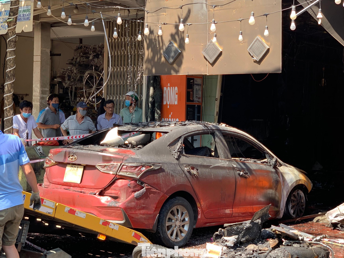 Vụ cháy đã khiến 4 người trong cùng 1 gia đình tử vong gồm: Ông Bùi Phước T. (35 tuổi), Bà Bùi Thị Thu T (35 tuổi, là vợ của ông T. đang mang thai 6 tháng tuổi) và 2 con là em Bùi Ph. T. (6 tuổi), em Bùi Phước Đ. (3 tuổi). Ảnh: Nguyễn Ngọc