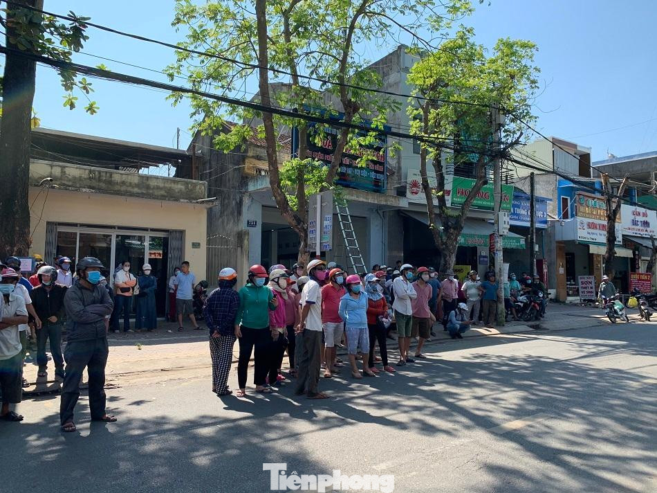 Người dân ở gần đó vẫn chưa hết bàng hoàng về vụ cháy khiến 4 người thiệt mạng. Ảnh: Nguyễn Ngọc Người dân ở gần đó vẫn chưa hết bàng hoàng về vụ cháy khiến 4 người thiệt mạng. Ảnh: Nguyễn Ngọc