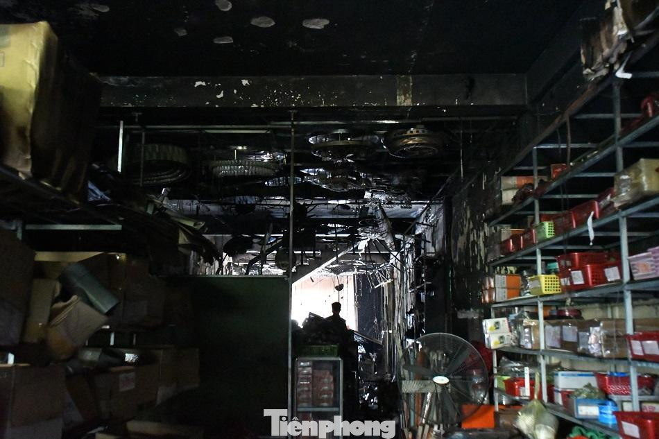 Bên trong căn nhà bị ngọn lửa thiêu rụi. Ảnh: Nguyễn Ngọc Bên trong căn nhà bị ngọn lửa thiêu rụi. Ảnh: Nguyễn Ngọc