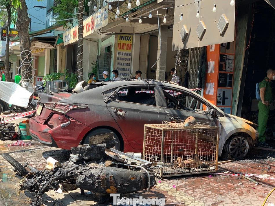 Xe máy, ô tô bị biến dạng sau vụ cháy. Ảnh: Nguyễn Ngọc Xe máy, ô tô bị biến dạng sau vụ cháy. Ảnh: Nguyễn Ngọc