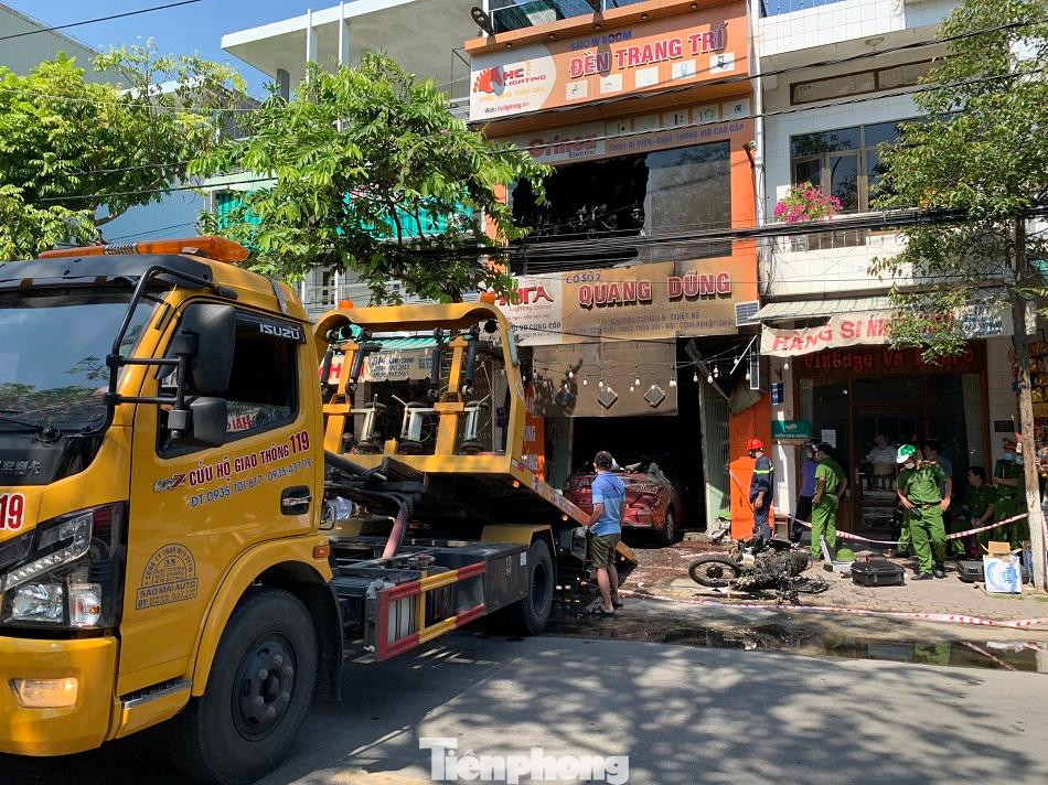 Vụ cháy xảy ra vào lúc 00 giờ 52 phút ngày 5/6 ở cửa hàng điện trang trí Quang Dũng, số 812 đường Quang Trung, phường Chánh Lộ, TP Quảng Ngãi. Ảnh: Nguyễn Ngọc