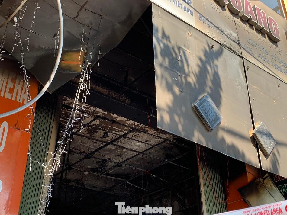 Do cơ sở kinh doanh chỉ có một cửa chính, không có lối thoát, Cảnh sát chữa cháy phải dùng xe thang, phá cửa để cứu nạn. Ảnh: Nguyễn Ngọc