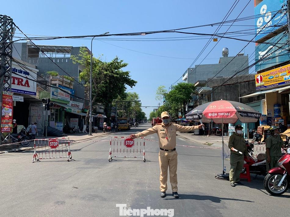 Đến sáng nay (6/5), Công an tỉnh Quảng Ngãi đang phong tỏa cửa hàng điện trang trí Quang Dũng, để điều tra nguyên nhân vụ cháy khiến 4 người tử vong. Ảnh: Nguyễn Ngọc