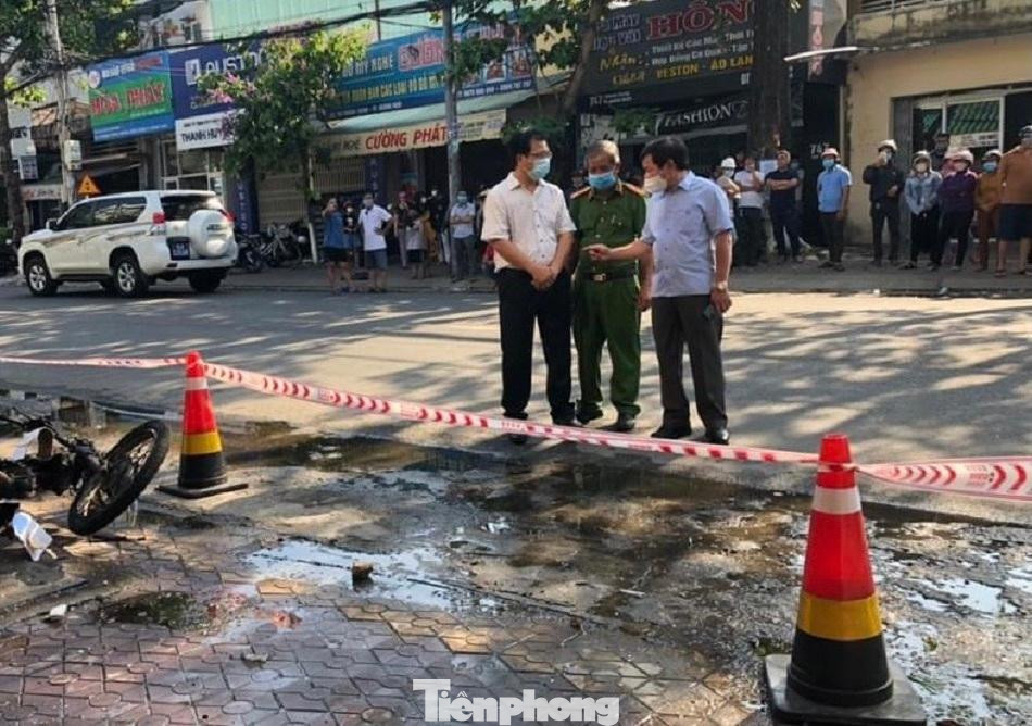 Chủ tịch UBND tỉnh Quảng Ngãi Đặng Văn Minh (đầu tiên bên phải) chỉ đạo lực lượng chức năng tại hiện trường.