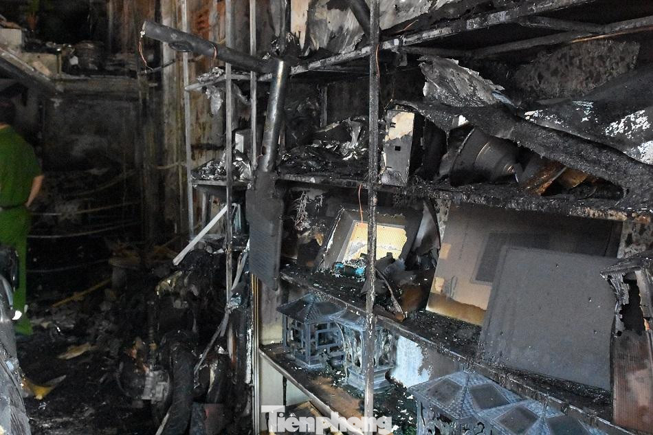 Ngọn lửa bao trùm khắp nơi khiến một số xe máy, xe ô tô và vật dụng sinh hoạt trong nhà bị thiêu rụi hoàn toàn. Ảnh: Nguyễn Ngọc