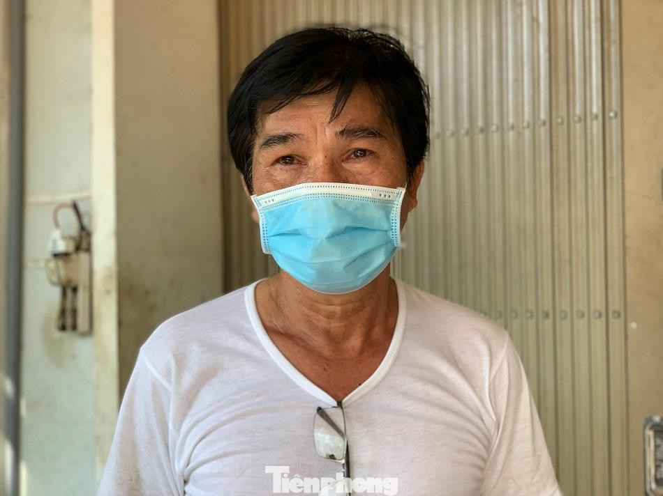 Ông Long nghẹn ngào trước sự mất mát người thân quá lớn. Ảnh: Nguyễn Ngọc Ông Long nghẹn ngào trước sự mất mát người thân quá lớn. Ảnh: Nguyễn Ngọc