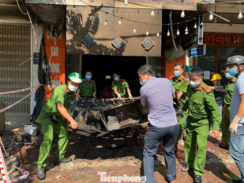 Sau 5 phút tiếp nhận tin báo, Phòng Cảnh sát phòng cháy, chữa cháy Công an tỉnh Quảng Ngãi đã điều động 4 xe chữa cháy, 1 xe bồn, 1 cứu nạn, cứu hộ và 52 cán bộ, chiến sĩ kịp thời đến trường. Ảnh: Nguyễn Ngọc