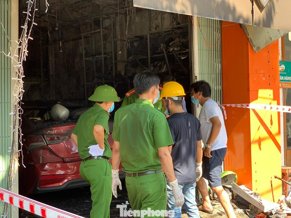 Phát hiện vụ cháy, người dân đã thông báo cho lực lượng chức năng và tìm cách chữa cháy. Ảnh: Nguyễn Ngọc