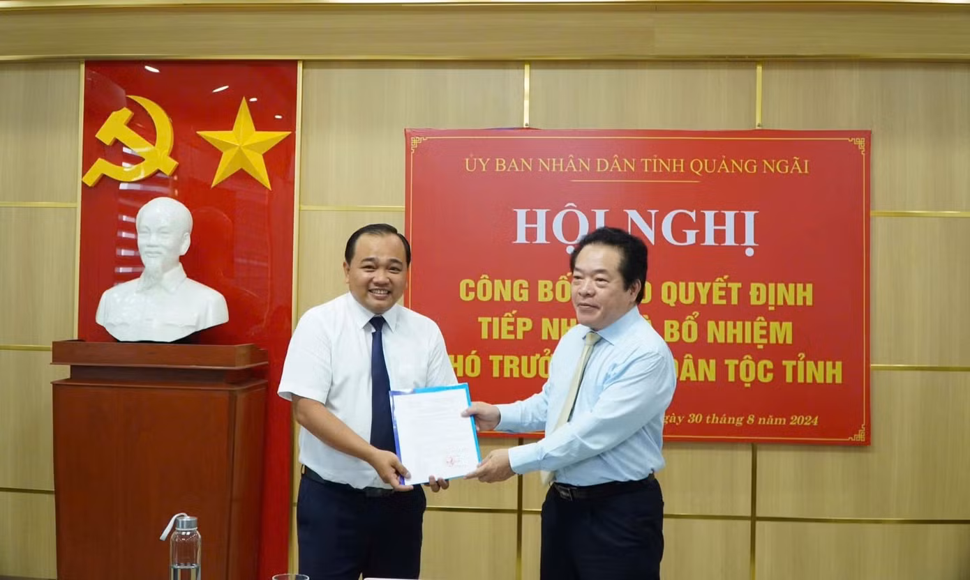 Phó Chủ tịch UBND tỉnh Quảng Ngãi Võ Phiên trao quyết định cho ông Lê Văn Vin.