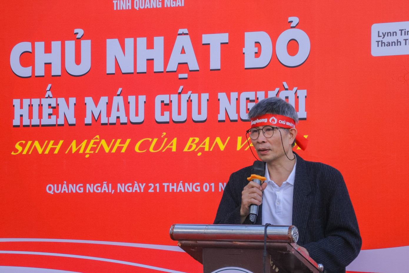 Phát biểu tại lễ khai mạc ngày hội Chủ Nhật Đỏ, nhà báo Trần Tuấn - Trưởng Ban đại diện báo Tiền Phong tại miền Trung gửi lời cảm ơn đến hàng trăm bạn trẻ có mặt tại ngày hội, bày tỏ lòng tri ân sâu sắc đến các bạn đã sẻ chia dòng máu nóng của mình cho xã hội, cho những phận đời không may mắn. “Giọt máu hôm nay các bạn cho đi, sẽ chảy mãi trong huyết quản của biết bao người đang chiến đấu giành giật sự sống…”, nhà báo Trần Tuấn nhấn mạnh.