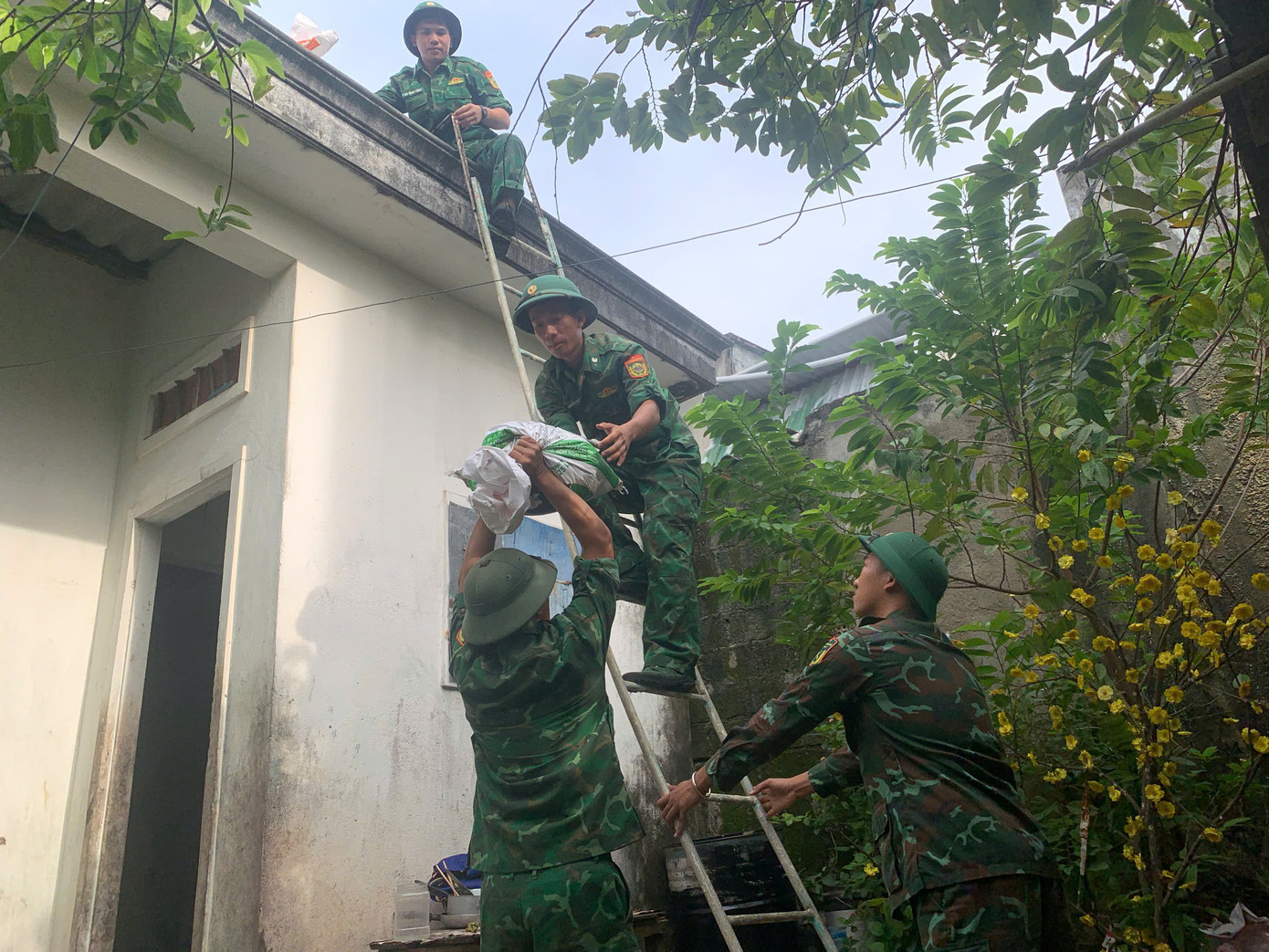 Các chiến sĩ Đồn Biên phòng Lý Sơn giúp người dân chằng chống nhà cửa. Các chiến sĩ Đồn Biên phòng Lý Sơn giúp người dân chằng chống nhà cửa.