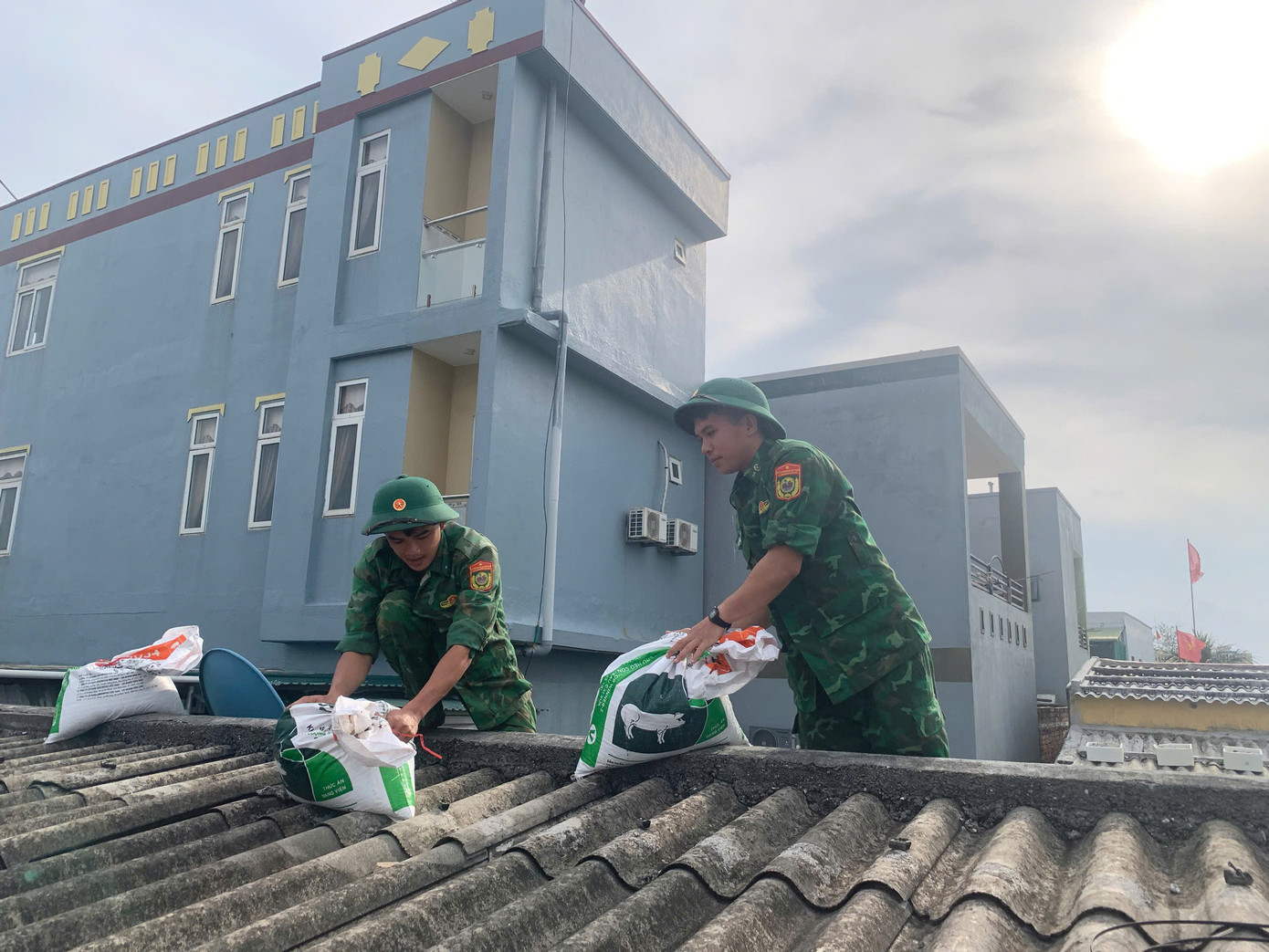 Các chiến sĩ Đồn Biên phòng Lý Sơn giúp người dân chằng chống nhà cửa. Các chiến sĩ Đồn Biên phòng Lý Sơn giúp người dân chằng chống nhà cửa.