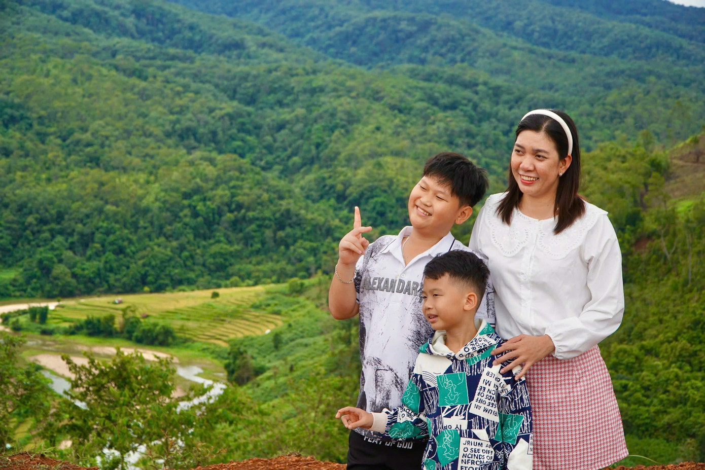 Bạn Nguyễn Ngọc Hân (du khách đến từ Huế) chia sẻ, mình đến Kon Tu Rằng vì mê ruộng bậc thang, nhưng lại bị giữ chân bởi con người và bản làng quá đỗi thân thiện, gần gũi. Mọi thứ ở đây đều rất chân thật.