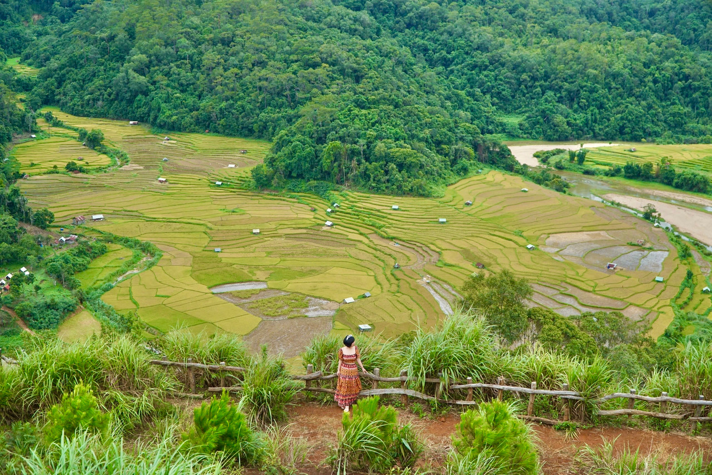 Khung cảnh đẹp không chỉ khiến dân bản hân hoan vào vụ mùa, mà còn thu hút du khách khắp nơi tìm đến thưởng ngoạn, săn ảnh.
