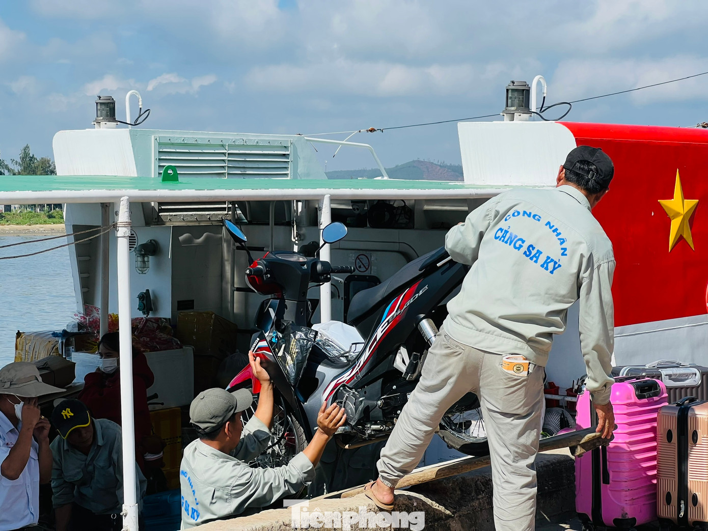 Lãnh đạo Ban Quản lý cảng Sa Kỳ cho biết, hiện có 6 chuyến tàu khách từ Sa Kỳ - Lý Sơn và ngược lại. Đối với tàu vận tải hàng hóa hằng ngày sẽ có 2 chuyến ra đảo Lý Sơn. So với mọi năm, lượng hành khách ra đảo năm nay giảm đáng kể. Một phần là do thời tiết, bên cạnh đó nhu cầu đi lại của người dân giảm, trung bình mỗi ngày chỉ có 200 -300 khách ra đảo.