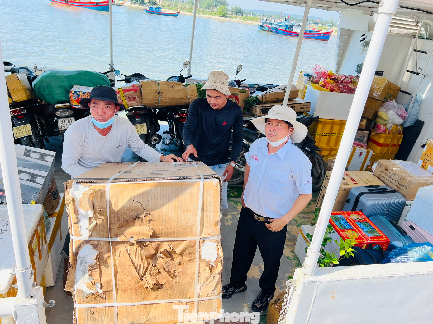 Theo ghi nhận của PV, hiện nay, các chủ tàu vận tải và người dân tập trung vận chuyển hàng hóa ra đảo trong thời tiết đẹp. Hàng hóa rất phong phú và đa dạng…