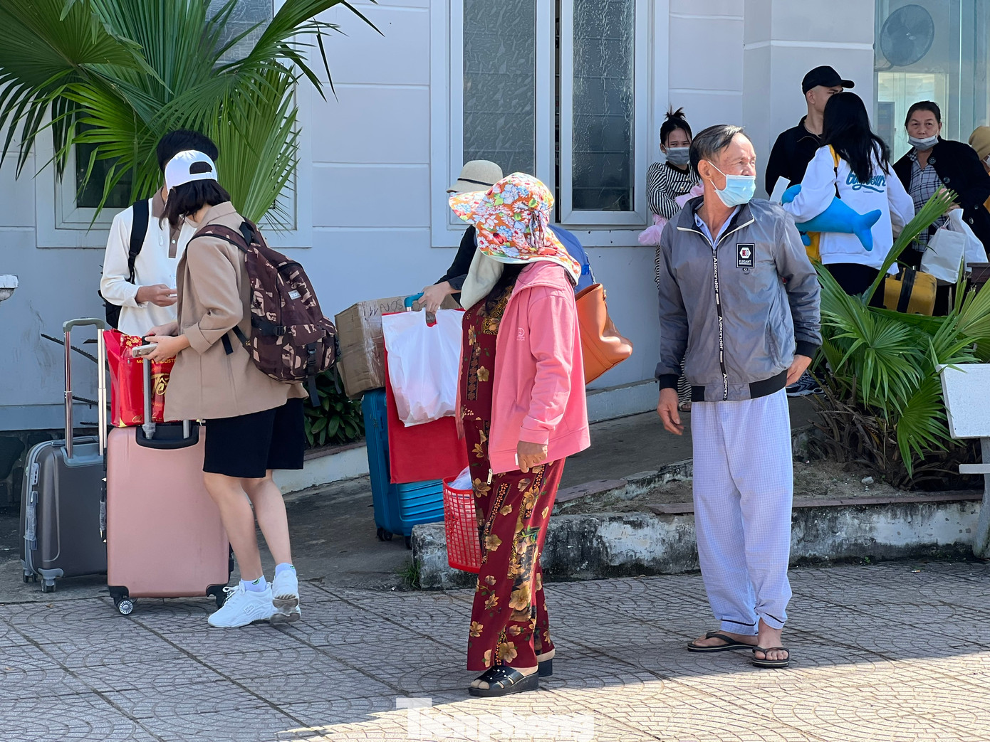 Lãnh đạo Ban Quản lý cảng Sa Kỳ cho biết, hiện có 6 chuyến tàu khách từ Sa Kỳ - Lý Sơn và ngược lại. Đối với tàu vận tải hàng hóa hằng ngày sẽ có 2 chuyến ra đảo Lý Sơn. So với mọi năm, lượng hành khách ra đảo năm nay giảm đáng kể. Một phần là do thời tiết, bên cạnh đó nhu cầu đi lại của người dân giảm, trung bình mỗi ngày chỉ có 200 -300 khách ra đảo.