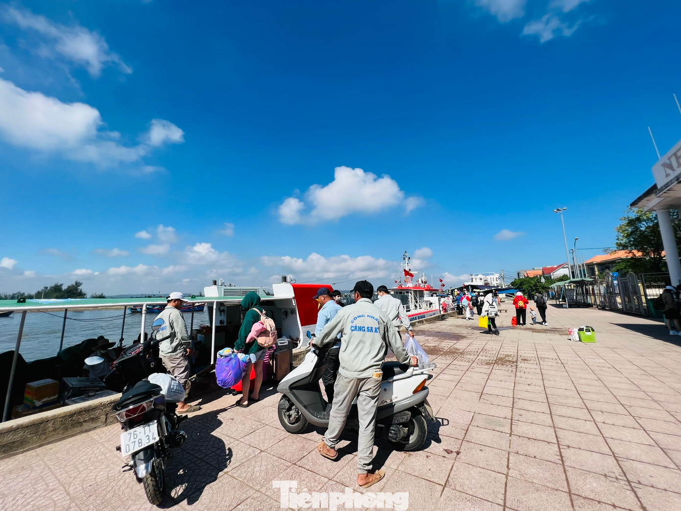 Lãnh đạo Ban Quản lý cảng Sa Kỳ cho biết, hiện có 6 chuyến tàu khách từ Sa Kỳ - Lý Sơn và ngược lại. Đối với tàu vận tải hàng hóa hằng ngày sẽ có 2 chuyến ra đảo Lý Sơn. So với mọi năm, lượng hành khách ra đảo năm nay giảm đáng kể. Một phần là do thời tiết, bên cạnh đó nhu cầu đi lại của người dân giảm, trung bình mỗi ngày chỉ có 200 -300 khách ra đảo.
