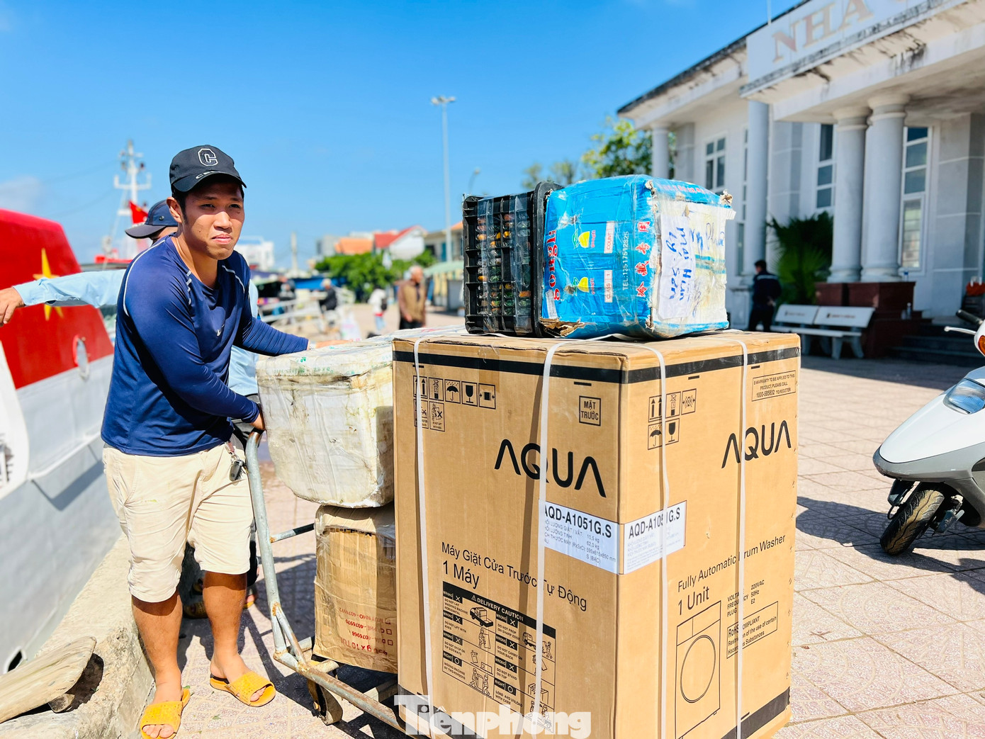 Theo ghi nhận của PV, hiện nay, các chủ tàu vận tải và người dân tập trung vận chuyển hàng hóa ra đảo trong thời tiết đẹp. Hàng hóa rất phong phú và đa dạng…