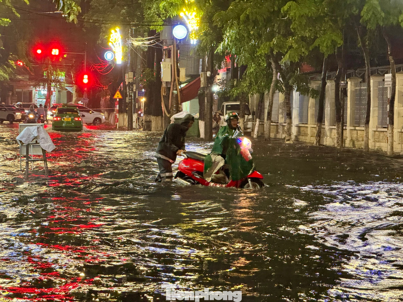 Nhiều phương tiện bị chết máy giữa đường.