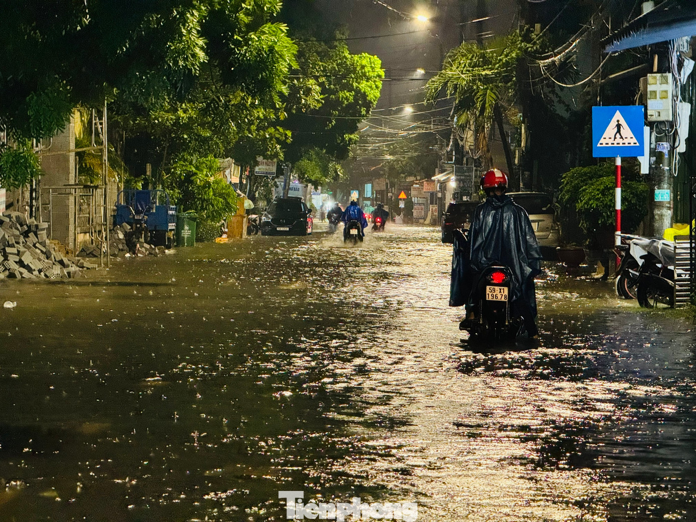 Nước ngập lên cả vỉa hè đường Võ Thị Sáu.