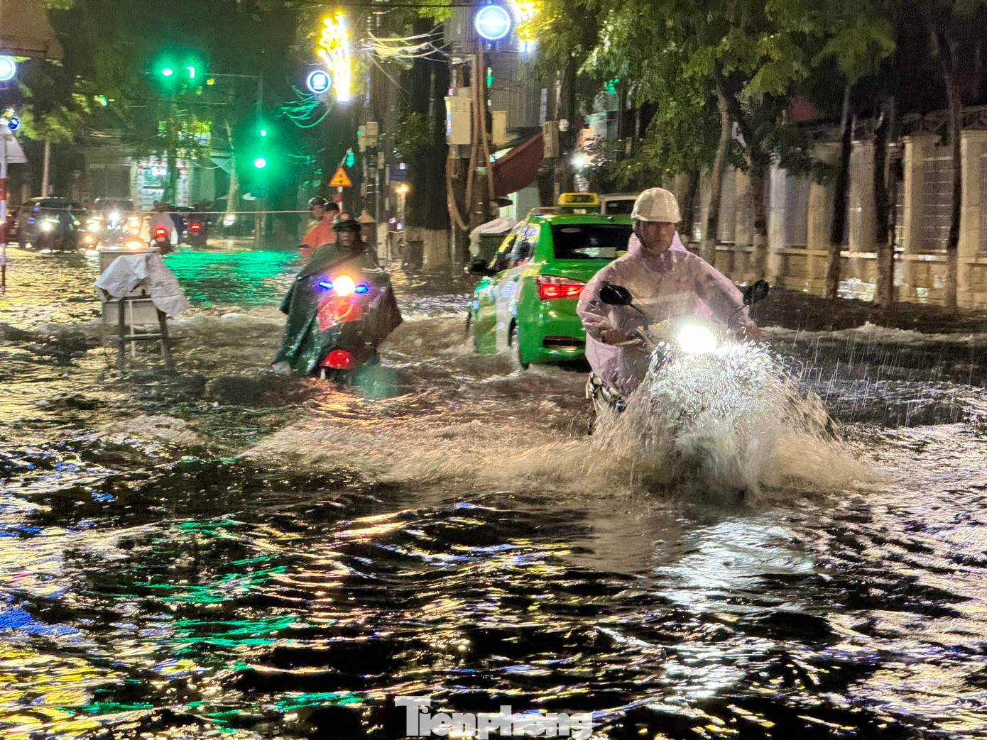 Tại đường Phan Đình Phùng đoạn đối diện Thành ủy Quảng Ngãi mênh mông nước. Nhiều đoạn, người điều khiển xe máy không thể đi được, buộc phải quay đầu vì nước ngập sâu.