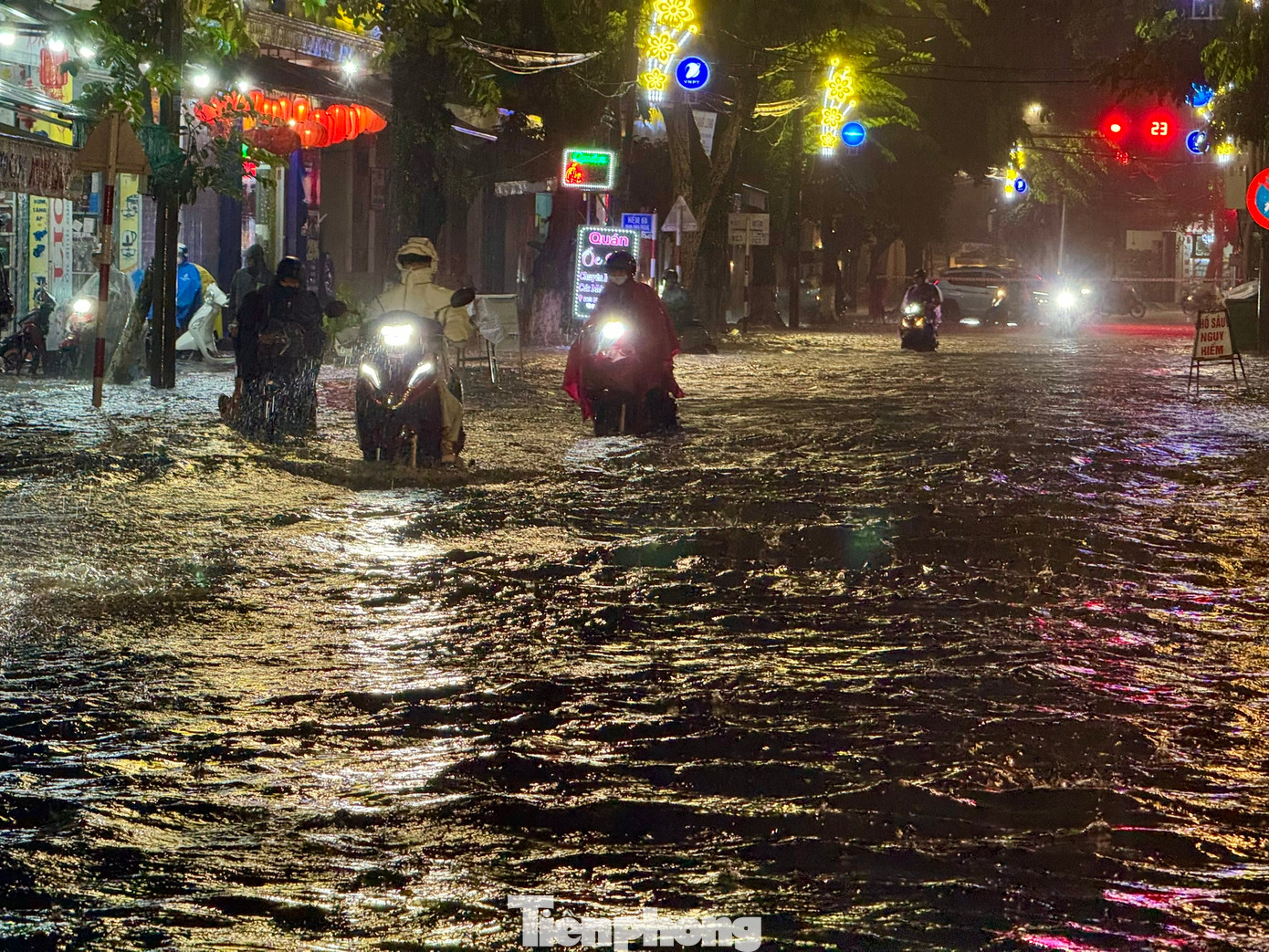 Theo ghi nhận của PV, các tuyến đường ở trung tâm TP. Quảng Ngãi như Phan Bội Châu, Hùng Vương, Phan Đình Phùng, Phan Chu Trinh, Nguyễn Nghiêm... bị ngập nặng nhất.