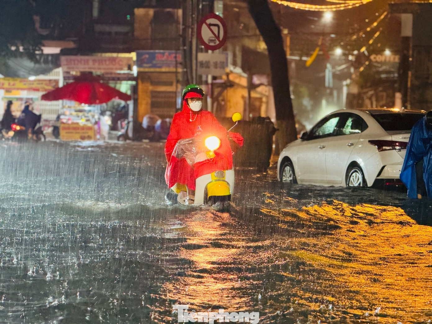 Tuyến đường Phan Bội Châu giao với Trần Hưng Đạo nhiều đoạn nước ngập sâu tới đầu gối khiến người đi đường gặp nhiều khó khăn.