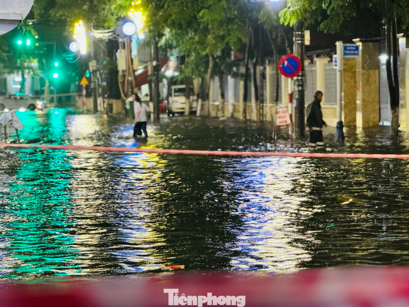 Những cơn mưa kéo dài khiến nhiều tuyến đường ở TP. Quảng Ngãi bị ngập úng cục bộ.