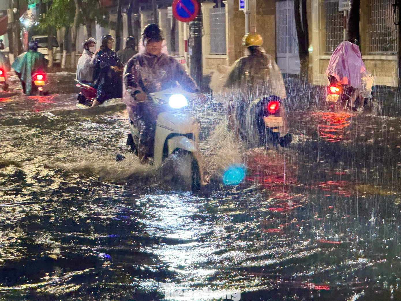 Theo ghi nhận của PV, các tuyến đường ở trung tâm TP. Quảng Ngãi như Phan Bội Châu, Hùng Vương, Phan Đình Phùng, Phan Chu Trinh, Nguyễn Nghiêm... bị ngập nặng nhất.