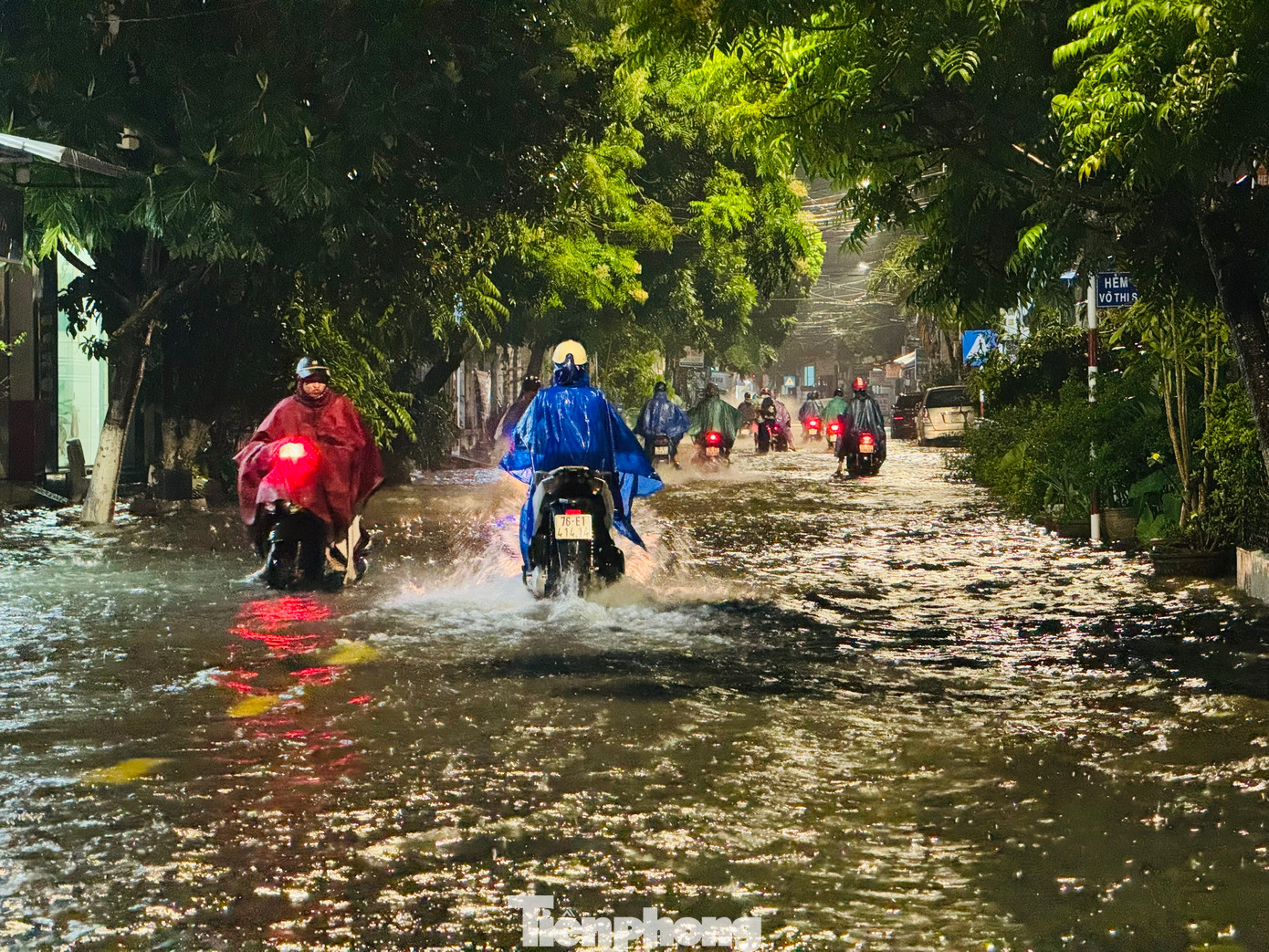 Nước ngập lên cả vỉa hè đường Võ Thị Sáu.