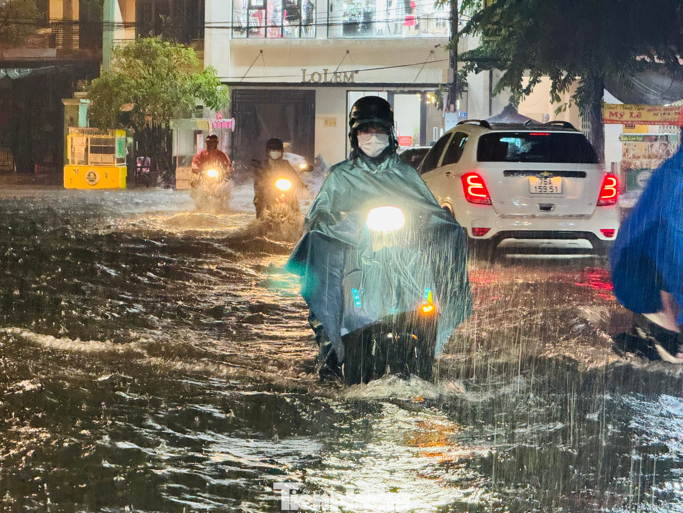 Tuyến đường Phan Bội Châu giao với Trần Hưng Đạo nhiều đoạn nước ngập sâu tới đầu gối khiến người đi đường gặp nhiều khó khăn.