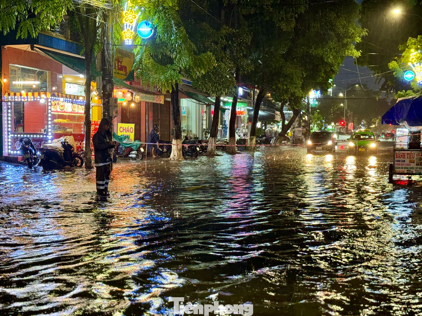 Tại đường Phan Đình Phùng đoạn đối diện Thành ủy Quảng Ngãi mênh mông nước. Nhiều đoạn, người điều khiển xe máy không thể đi được, buộc phải quay đầu vì nước ngập sâu.