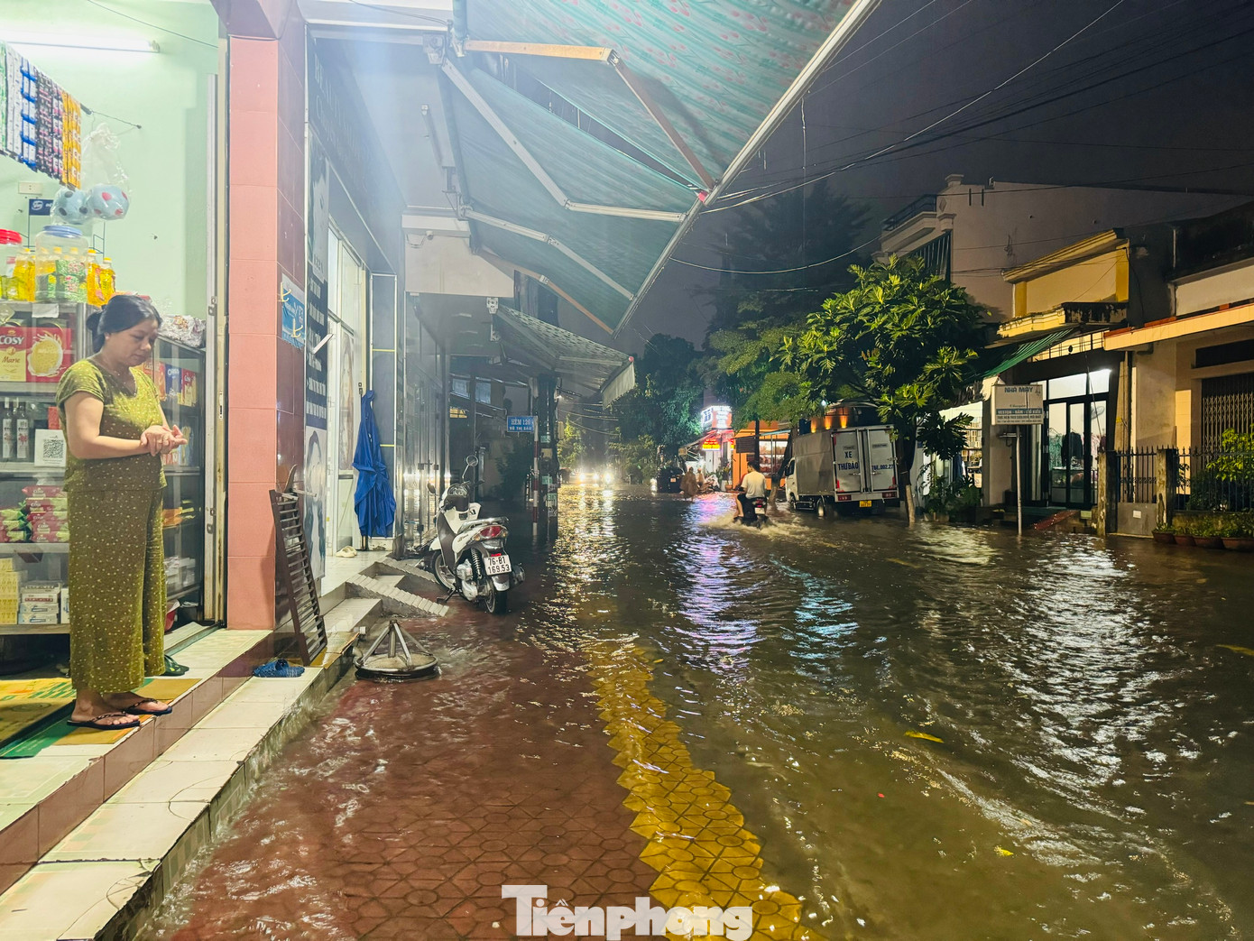 Nước ngập lên cả vỉa hè đường Võ Thị Sáu.