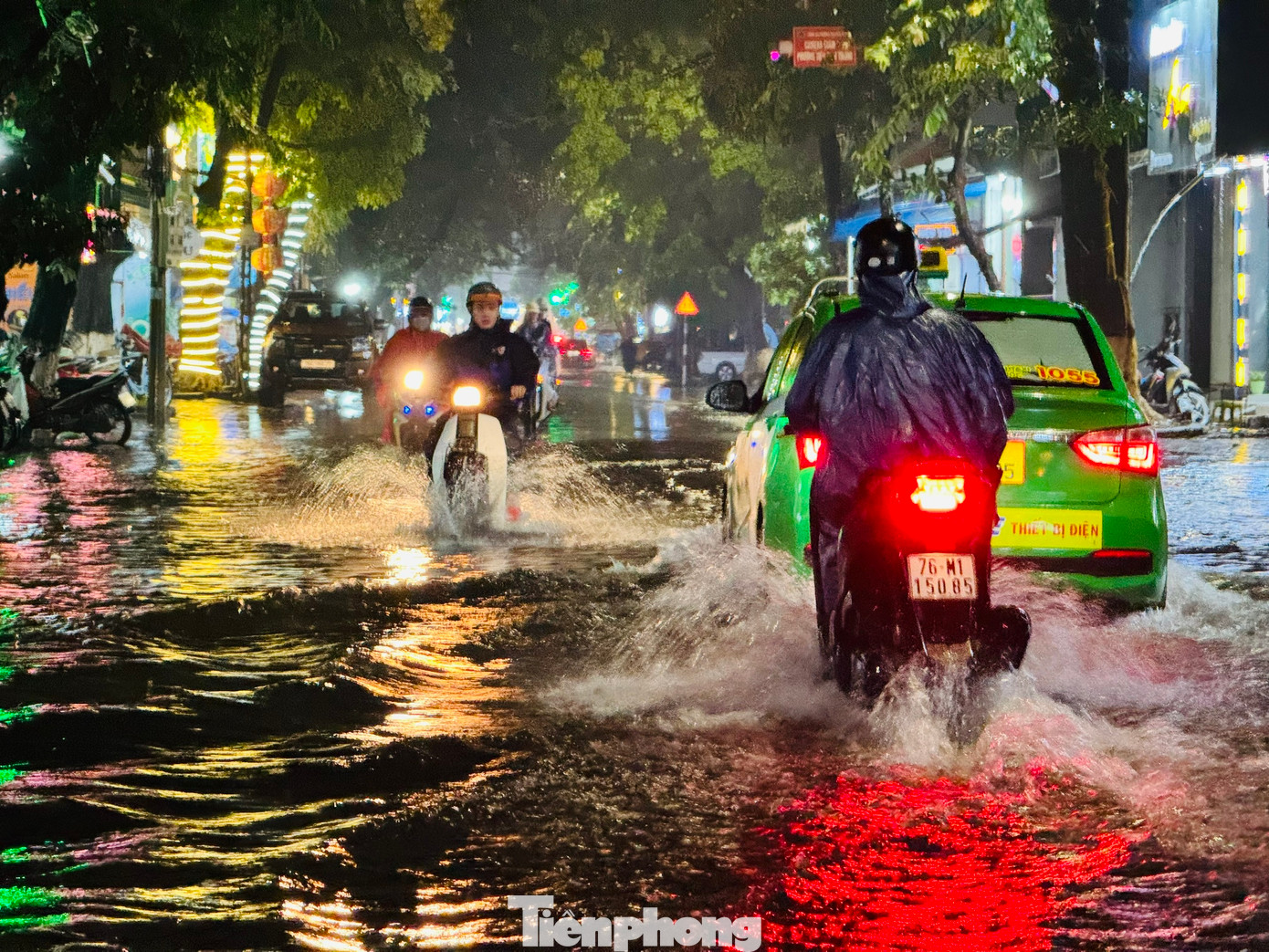 Trao đổi với PV, ông Nhâm Xuân Sỹ - Giám đốc Đài Khí tượng Thủy văn tỉnh Quảng Ngãi cho biết, trong những giờ tới, khu vực tỉnh Quảng Ngãi tiếp tục có mưa vừa, mưa to. Lượng mưa phổ biến từ 40mm – 120mm, có nơi trên 150mm.