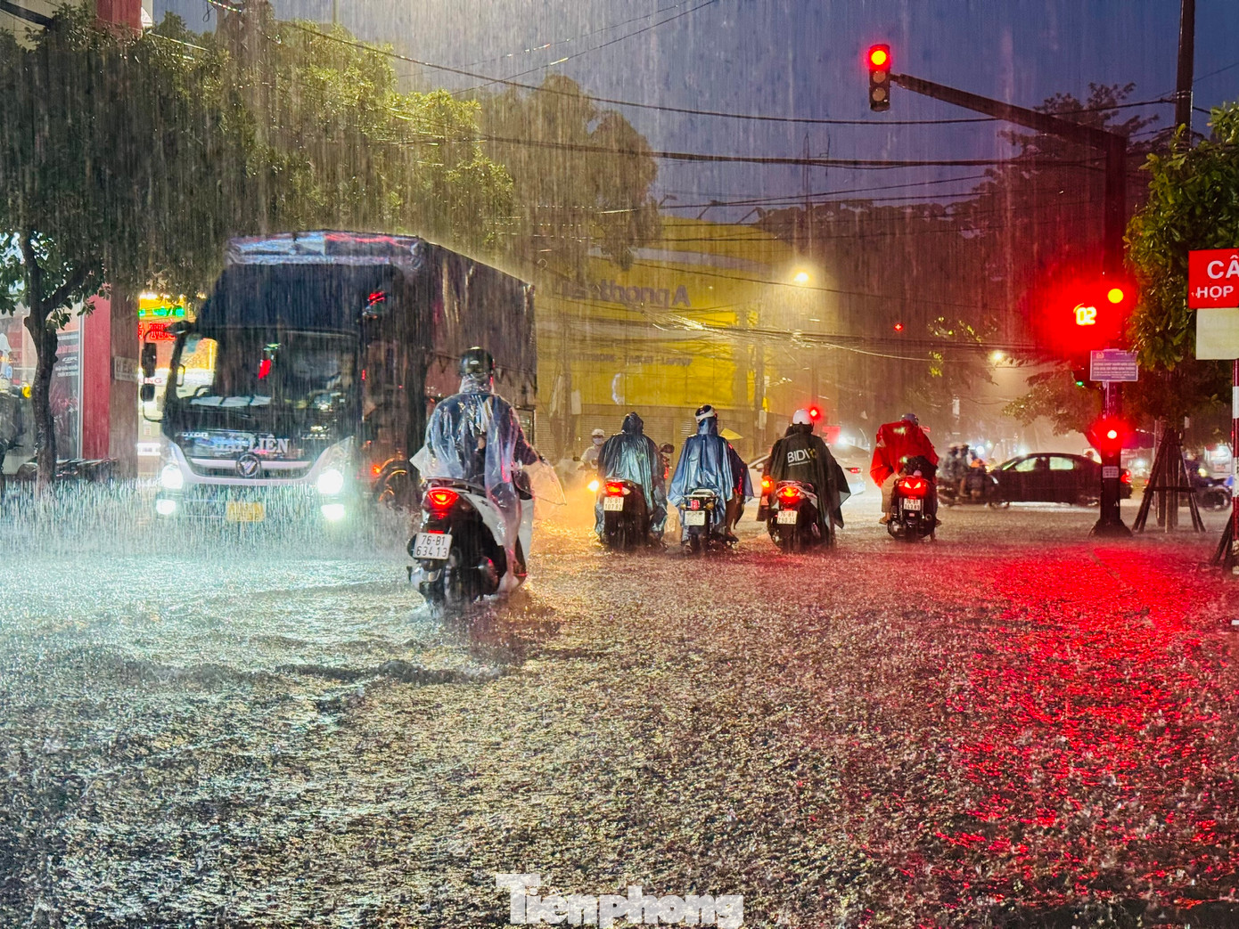 Trong 24 giờ qua, trên địa bàn tỉnh Quảng Ngãi xuất hiện mưa vừa, mưa to đến rất to. Lượng mưa phổ biến từ 50mm – 150mm, có nơi mưa to hơn như Trà Phú 152mm, Trà Nham (huyện Trà Bồng) 166mm, Sơn Mùa (huyện Sơn Tây) 153mm.