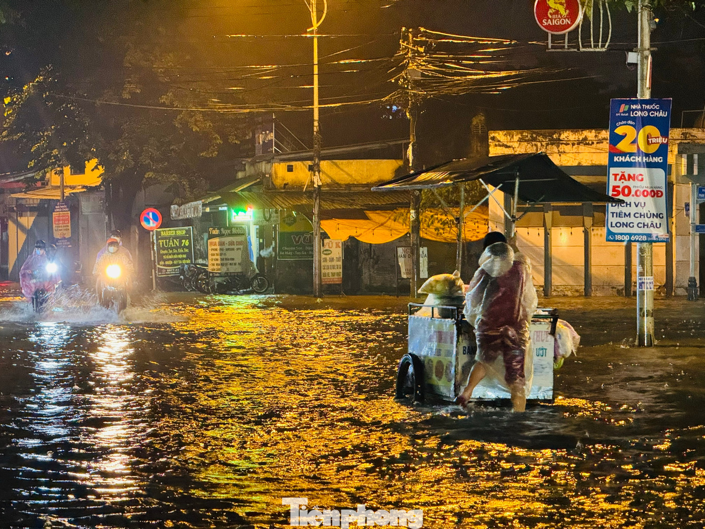 “Mưa lớn kéo dài có khả năng gây ra lũ quét, sạt lở đất nơi có địa hình yếu, các công trình đang thi công trên triền núi, triền dốc và ngập cục bộ ở các tuyến đường, vùng trũng thấp”, ông Sỹ thông tin.