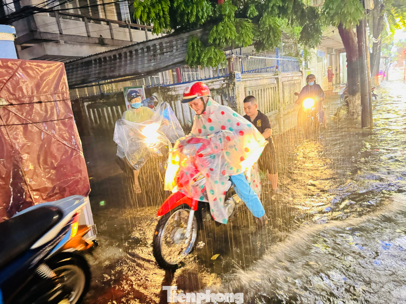 Nhiều phương tiện bị chết máy giữa đường.