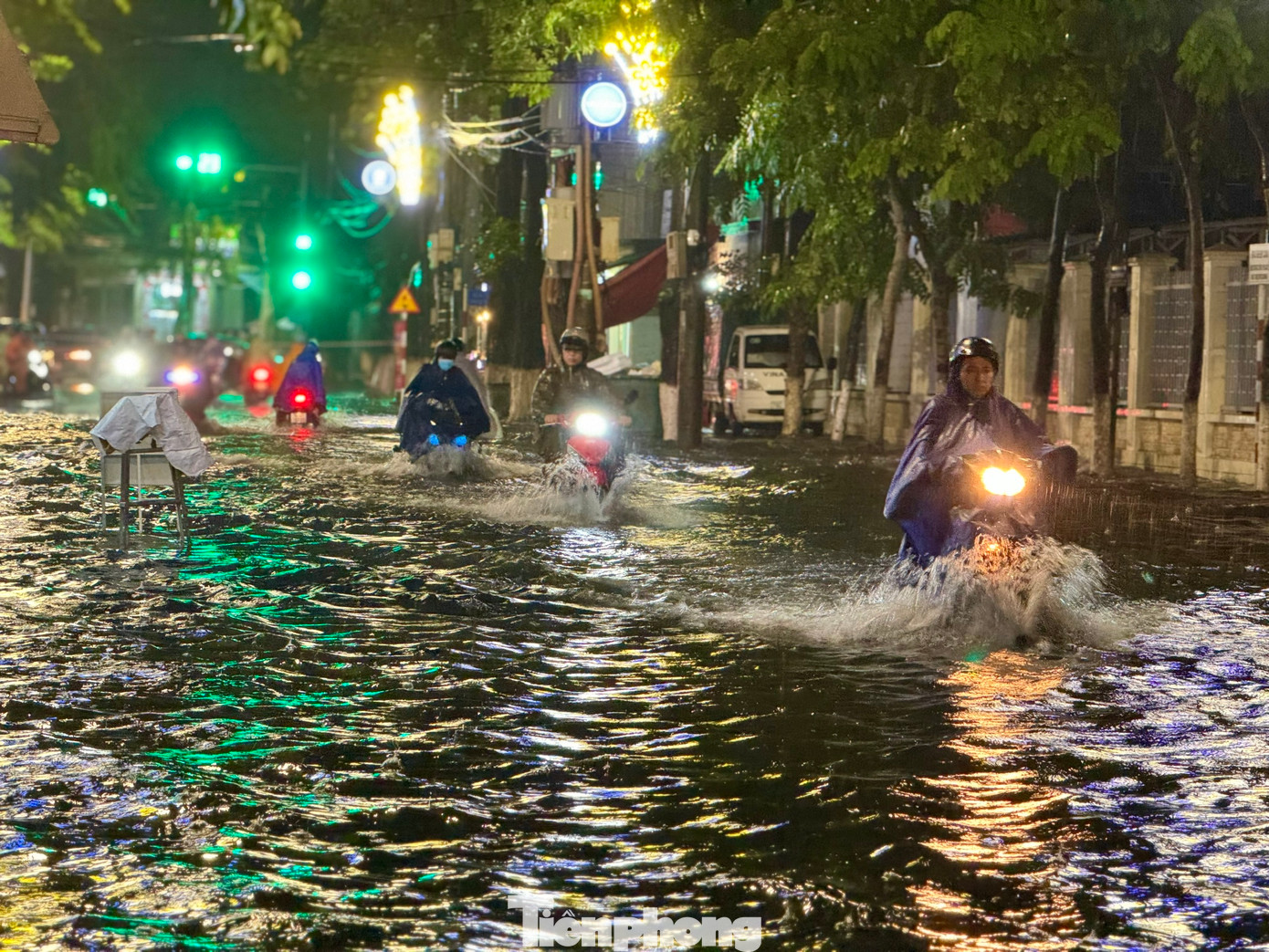 Theo ghi nhận của PV, các tuyến đường ở trung tâm TP. Quảng Ngãi như Phan Bội Châu, Hùng Vương, Phan Đình Phùng, Phan Chu Trinh, Nguyễn Nghiêm... bị ngập nặng nhất.