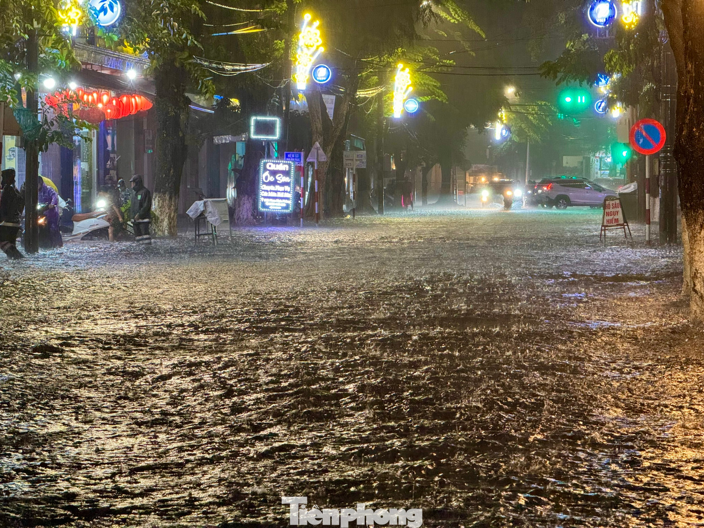 Trong 12 giờ qua tại TP. Quảng Ngãi, lượng mưa đo được 149mm.