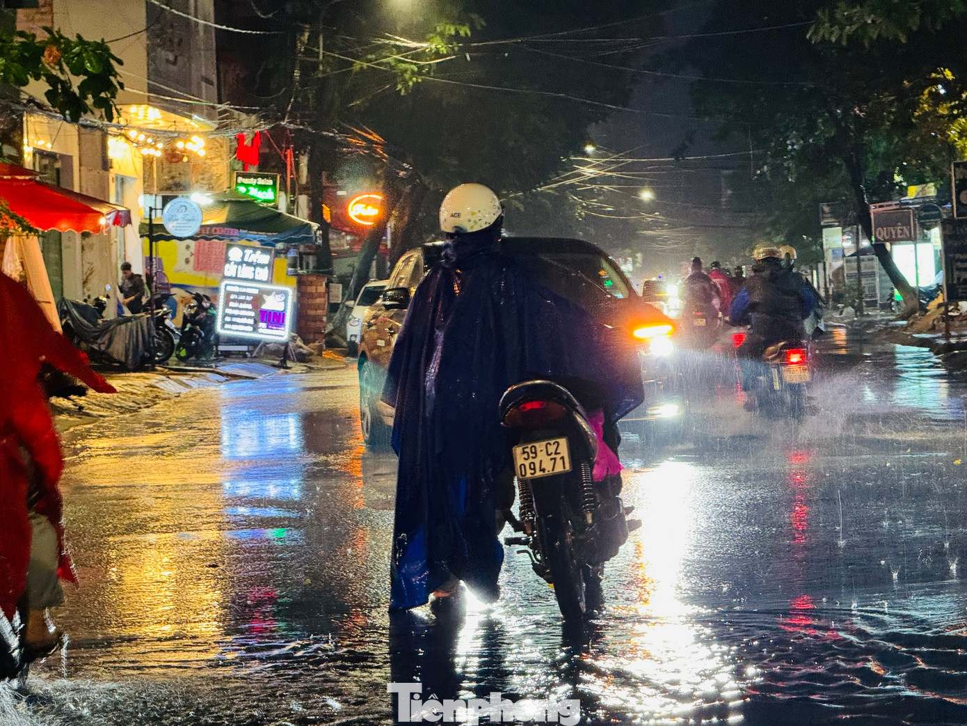 Nhiều phương tiện bị chết máy giữa đường.