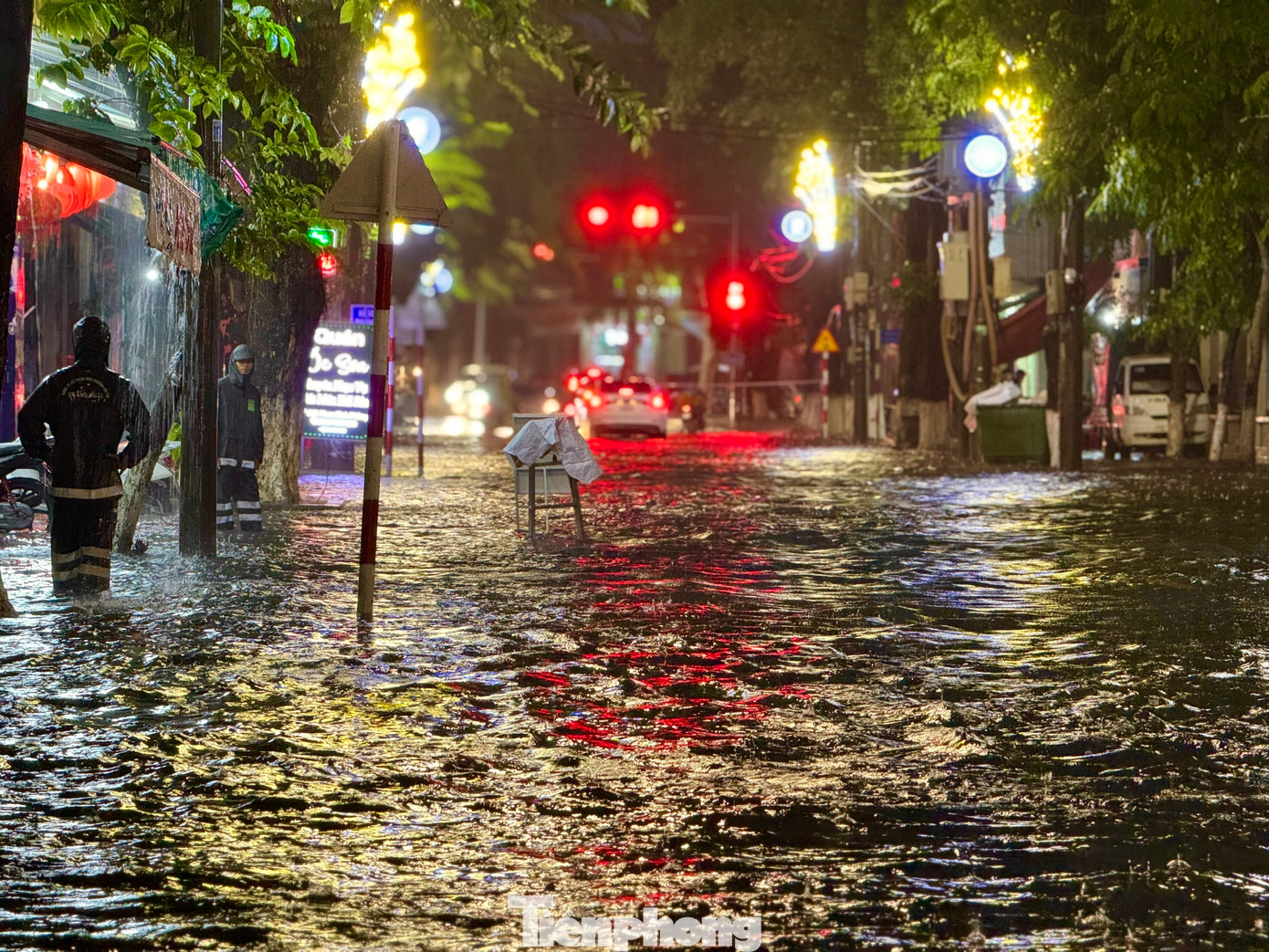 Trong 12 giờ qua tại TP. Quảng Ngãi, lượng mưa đo được 149mm.