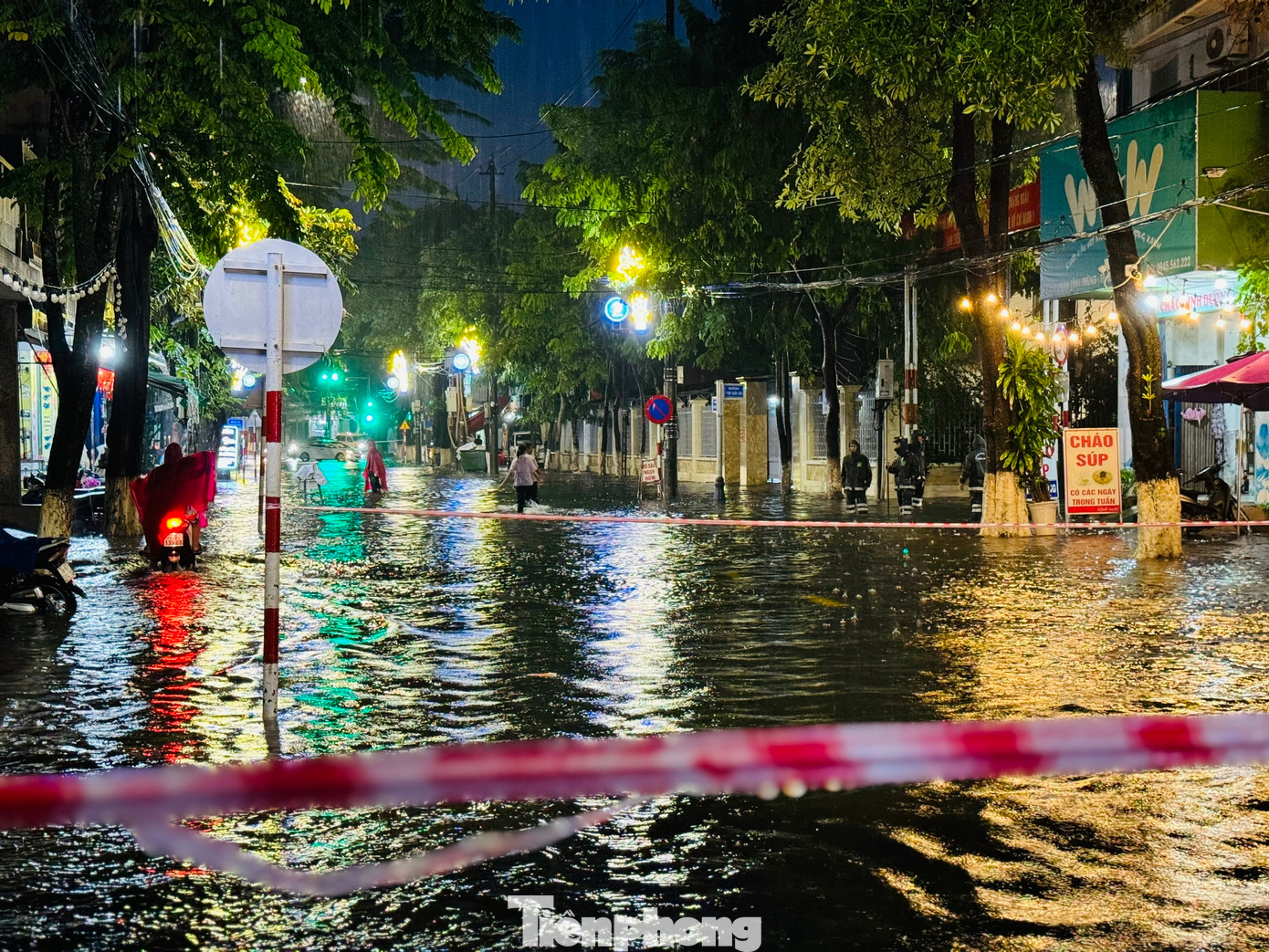 Những cơn mưa kéo dài khiến nhiều tuyến đường ở TP. Quảng Ngãi bị ngập úng cục bộ.