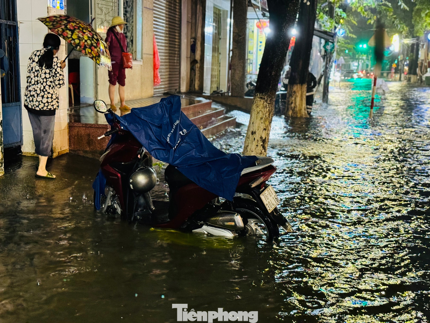 Nhiều phương tiện bị chết máy giữa đường.