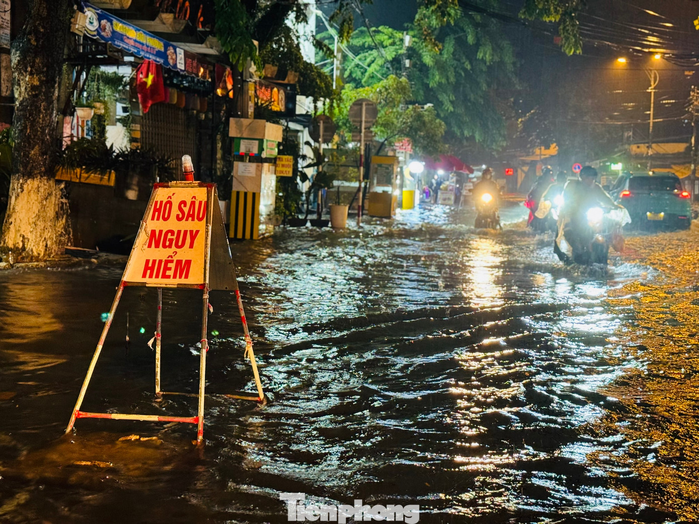 Lực lượng chức năng đặt biển báo nguy hiểm ở các khu vực ngập sâu.