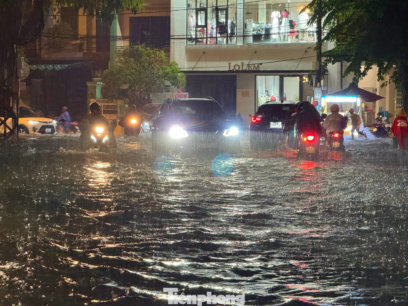Tuyến đường Phan Bội Châu giao với Trần Hưng Đạo nhiều đoạn nước ngập sâu tới đầu gối khiến người đi đường gặp nhiều khó khăn.