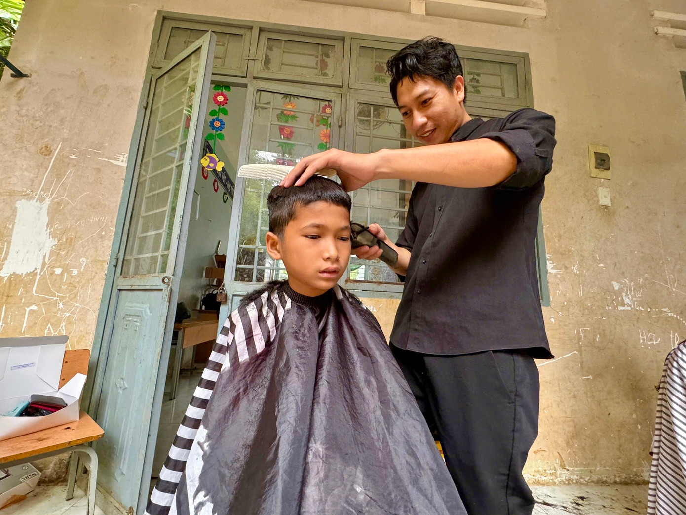 Tổ chức khám bệnh, tư vấn và cấp phát thuốc và cắt tóc miễn phí cho các em học sinh và người dân ở thôn Trà Bao. Tổ chức khám bệnh, tư vấn và cấp phát thuốc và cắt tóc miễn phí cho các em học sinh và người dân ở thôn Trà Bao.