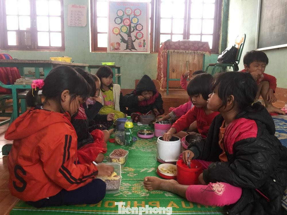 Nhiều học sinh miền núi Quảng Ngãi vẫn còn gặp rất nhiều khó khăn. Nhiều học sinh miền núi Quảng Ngãi vẫn còn gặp rất nhiều khó khăn.